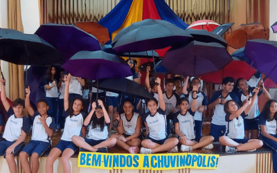 Colégio Piedade presenteia alunos com guarda-chuvas coloridos em ato de celebração pela renovação de suas matrículas